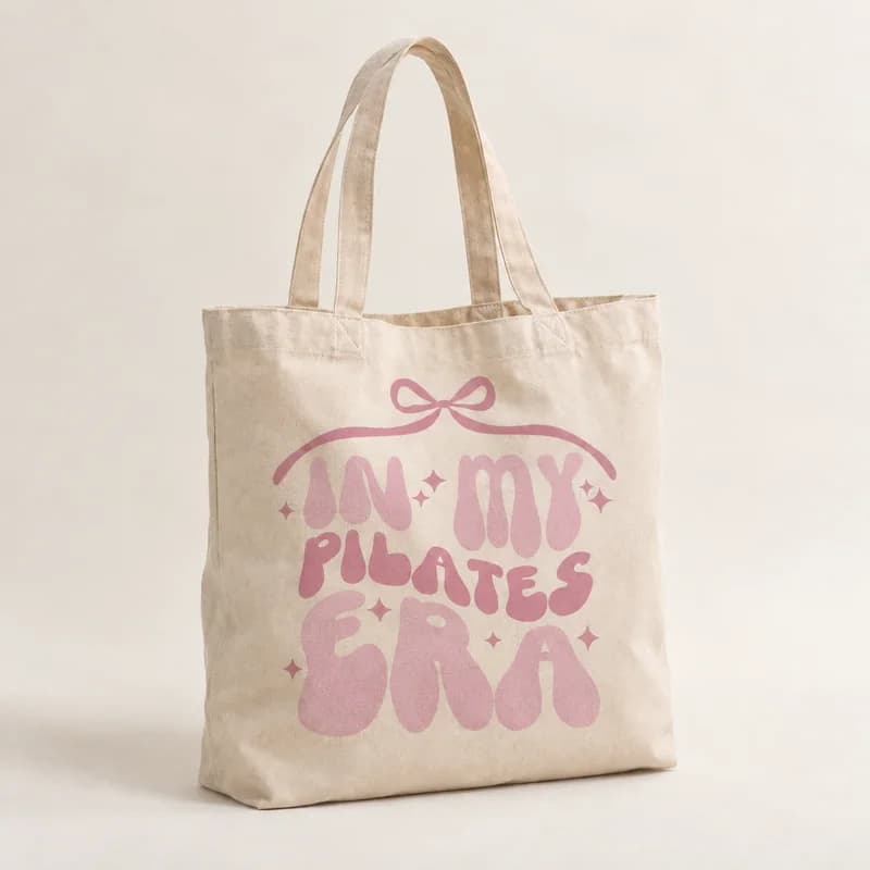 Tote bag « In My Pilates Era » — photographie réaliste du produit personnalisé
