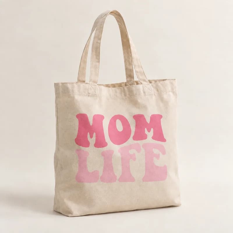Tote bag « Mom Life » — photographie réaliste du produit personnalisé